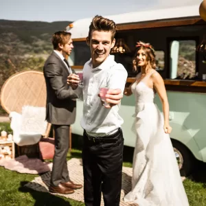 Experienced wedding bartender serving drinks at an Okanagan wedding.